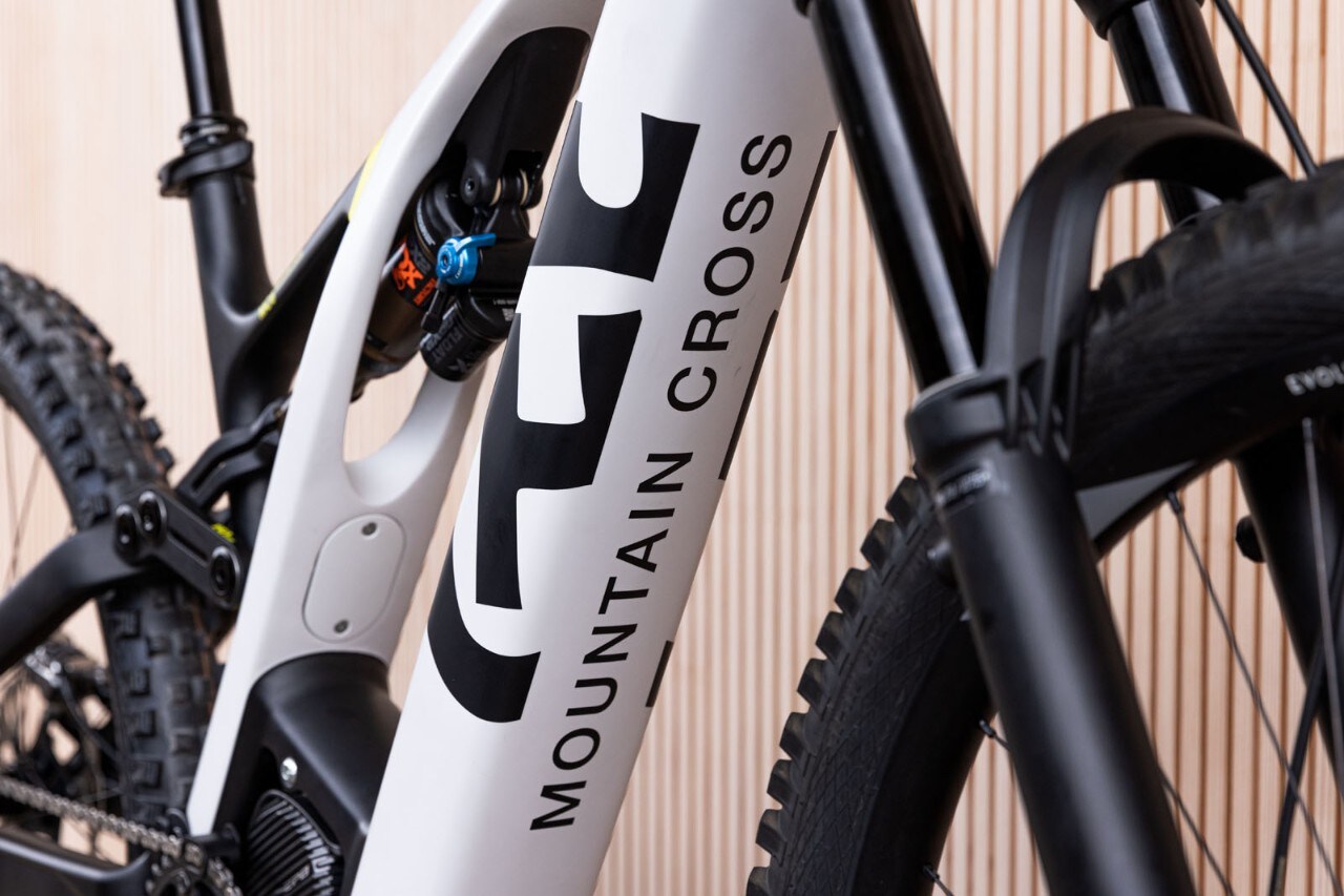 Husqvarna Mountain Cross: la nuova e-bike in carbonio dallo stile inconfondibile